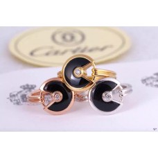 Prsten Amulette de Cartier s černým onyxem a diamantem ve žlutém zlatě, bílém a růžovém zlatě