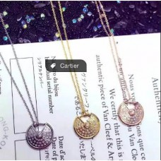 Náhrdelník Amulette de Cartier s diamanty ze žlutého zlata, bílého a růžového zlata