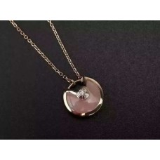 Náhrdelník Amulette de Cartier s růžovým opálem a diamanty ve žlutém zlatě, bílé a růžové zlato