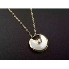 Náhrdelník Amulette de Cartier s bílým perleťovým diamantem ve žlutém zlatě, bílém a růžovém zlatě