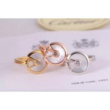 Prsten Amulette de Cartier s bílým perletovým diamantem ze žlutého zlata, bílého a růžového zlata