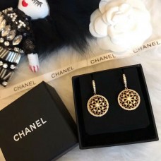 Christian Dior přívěsek s mosazným květinovým vzorem, diamanty a kruhovými náušnicemi.