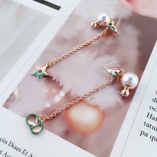 Náušnice Dior La Petite Tribale CD Signature s hvězdou, bílá perla, žluté zlato, asymetrické...