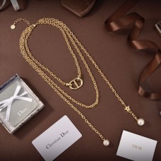 Christian Dior Dámský náhrdelník CD Navy s logem CD a bílými perlami, pozlacený žlutým zlatem