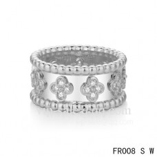 Prsten Van Cleef Arpels Clover v bílém provedení s kulatými diamanty