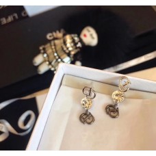 Stříbrné náušnice Dior s motivem CD ve tvaru bílého krystalu a ceníkem