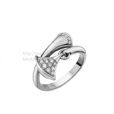 Prsten Bvlgari DIVAS Dream z bílého zlata s dlážděnými diamanty.