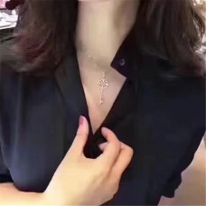 Dámský náhrdelník s dutým květinovým přívěskem Tiffany Keys, výprodej ve Velké Británii