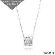 Náhrdelník s přívěskem Van Cleef Arpels Perlee Clover z bílého zlata s diamanty