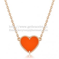 Zlatý přívěsek Van Cleef Arpels Sweet Alhambra ve tvaru srdce z růžového zlata s červeným onyxem a perletí.