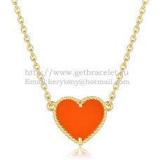 Zlatý přívěsek Van Cleef Arpels Sweet Alhambra ve tvaru srdce s červeným onyxem a perletí.