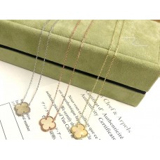 Přívěsek Van Cleef Arpels Alhambra ze žlutého zlata, perleťový