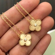 Přívěsek Van Cleef Arpels Alhambra ze žlutého zlata s perletí a diamantem