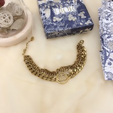 Náramek Christian Dior30 Montaigne s logem CD v antické mosazi a kruhovým přívěskem, imitací víceřetízkového řetízku.